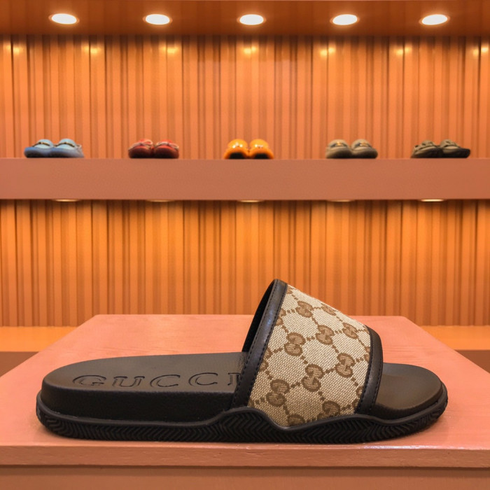 G*u*i slippers