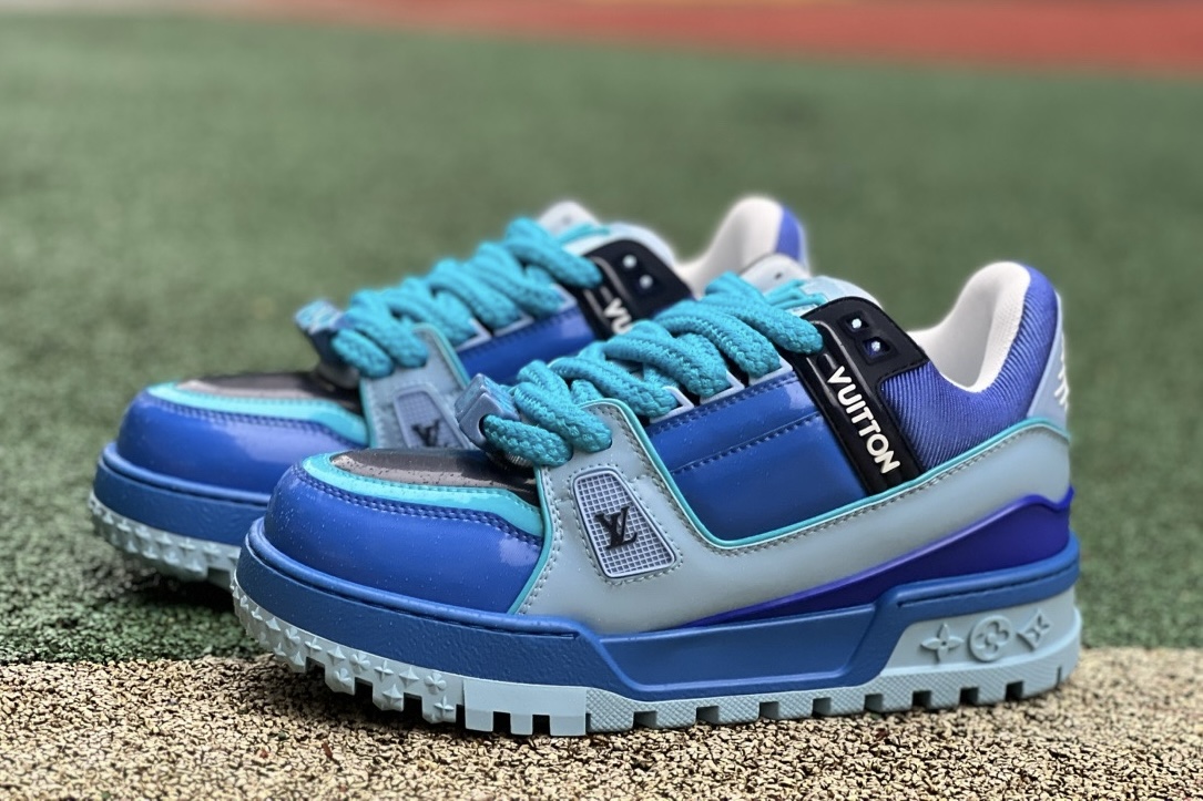 LV TRAINER MAXI Blue patent leather